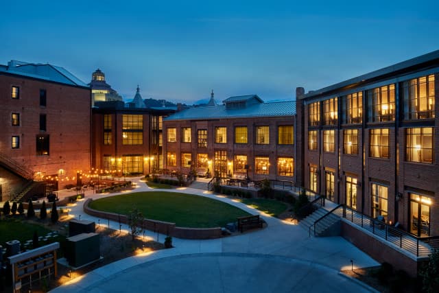 Hotel main entrance and 2,400 sq. ft. outdoor event lawn Hotel main entrance and 2,400 sq. ft. outdoor event lawn