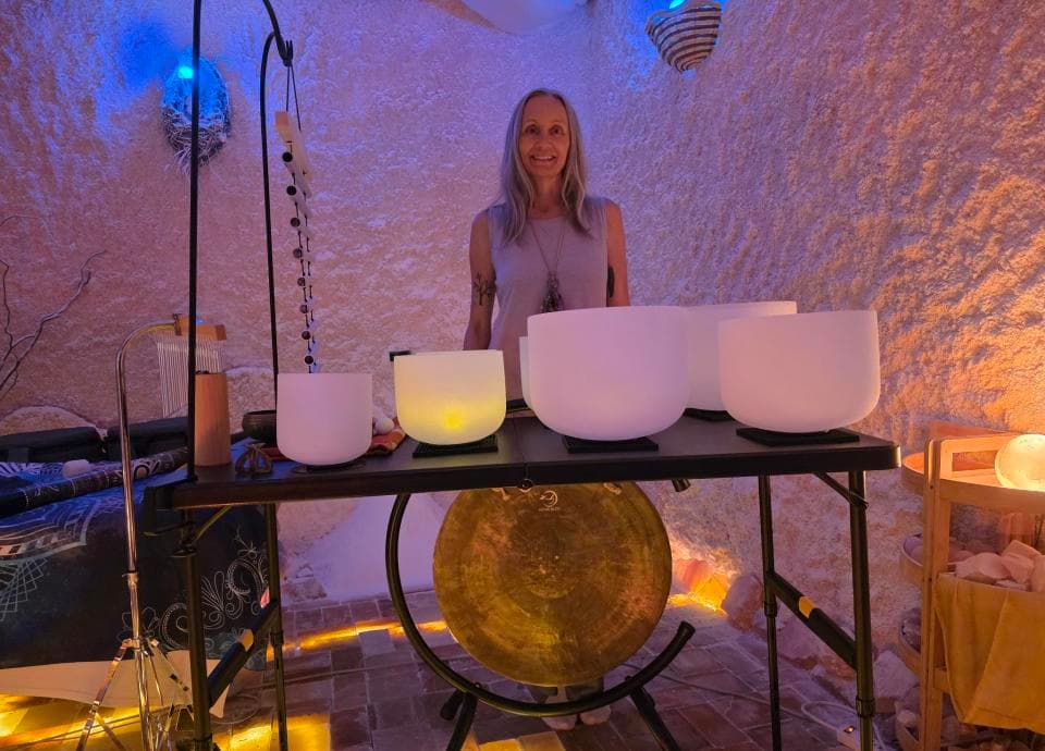 Sound Bath Event in our Himalayan Salt Cave is an integrative experience of salt and sound waves. Relax, listen to the sound healing instruments and feel the ease of just being. Sound Bath Event in our Himalayan Salt Cave is an integrative experience of salt and sound waves. Relax, listen to the sound healing instruments and feel the ease of just being.